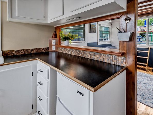2143 N Northlake Way 11, Seattle WA 98103
