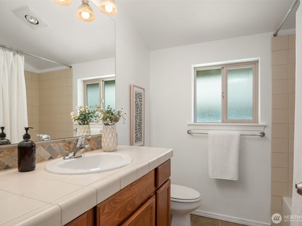 9033 18th Avenue SW A, Seattle WA 98106