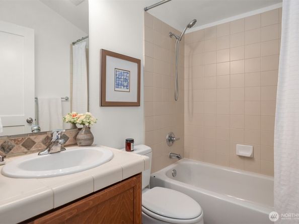 9033 18th Avenue SW A, Seattle WA 98106
