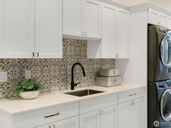 10906 SE 28th Street, Bellevue WA 98004
