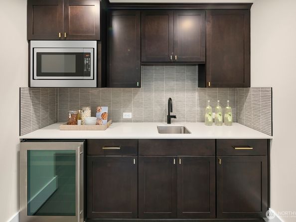 10906 SE 28th Street, Bellevue WA 98004
