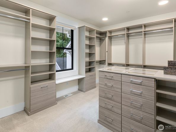 10906 SE 28th Street, Bellevue WA 98004