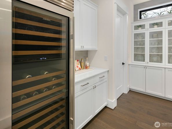 10906 SE 28th Street, Bellevue WA 98004