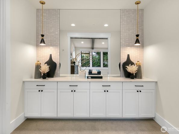 10906 SE 28th Street, Bellevue WA 98004