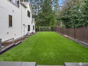 10906 SE 28th Street, Bellevue WA 98004