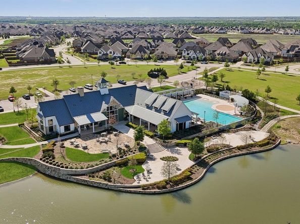 808  Bluestem Drive , Aubrey Texas 76227