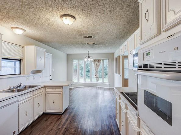 105  LAKEWAY Drive , Benbrook Texas 76126