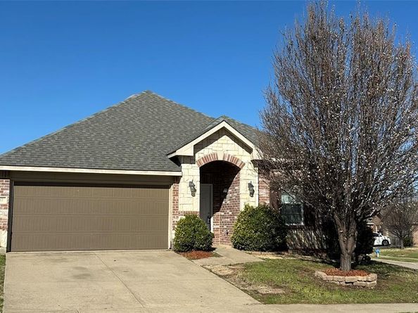 817  Lark Drive , Aubrey Texas 76227