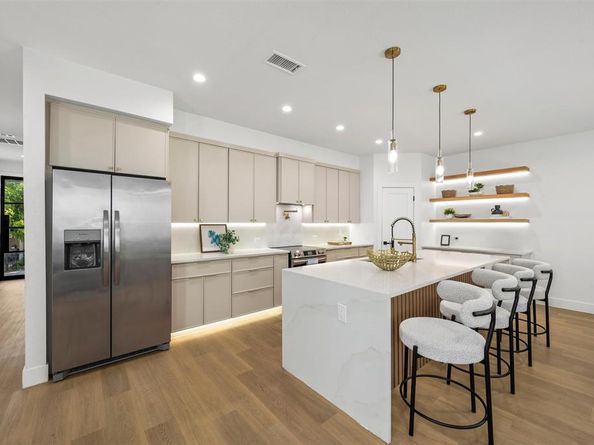 1316  Valley Street , Dallas Texas 75203