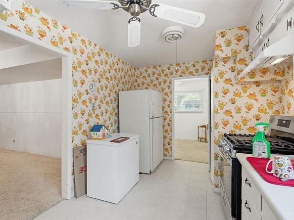 1301  Colonial Court , Arlington Texas 76013