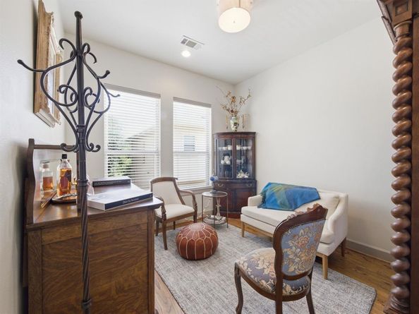 7333  Valley View Lane  305, Dallas Texas 75240