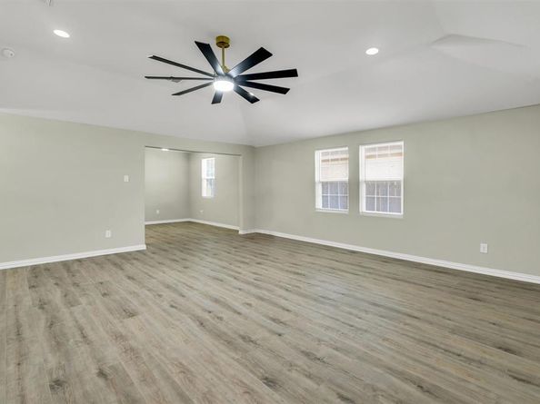 1037 E Cantey Street , Fort Worth Texas 76104