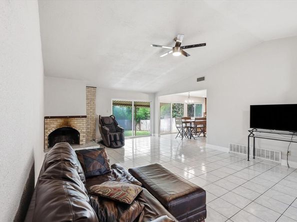 1839  Sherwood Lane , Carrollton Texas 75006