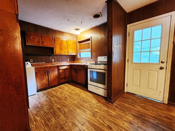 702  Jonathan Lane , Arlington Texas 76010