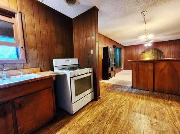 702  Jonathan Lane , Arlington Texas 76010