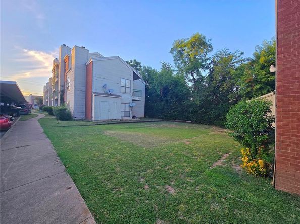 7126  Holly Hill Drive  311, Dallas Texas 75231
