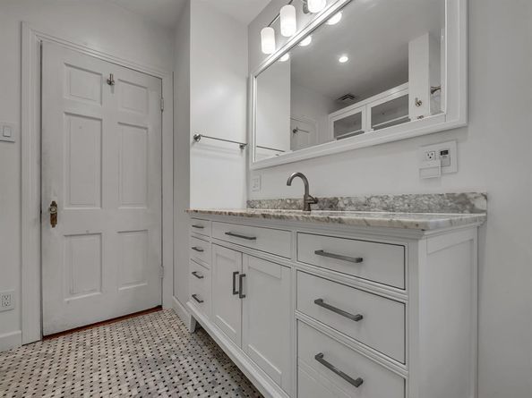 1531  Cedar Hill Avenue , Dallas Texas 75208