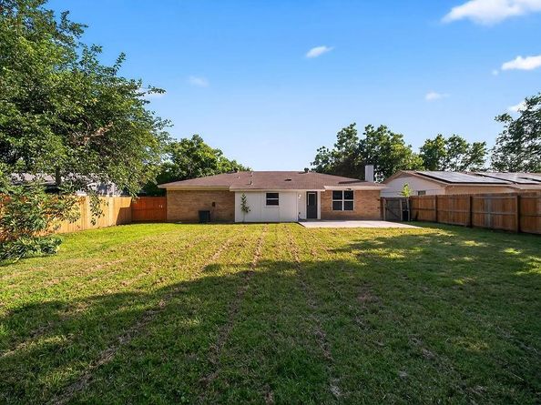 205  Volunteer Drive , Arlington Texas 76014