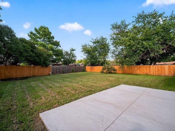 205  Volunteer Drive , Arlington Texas 76014