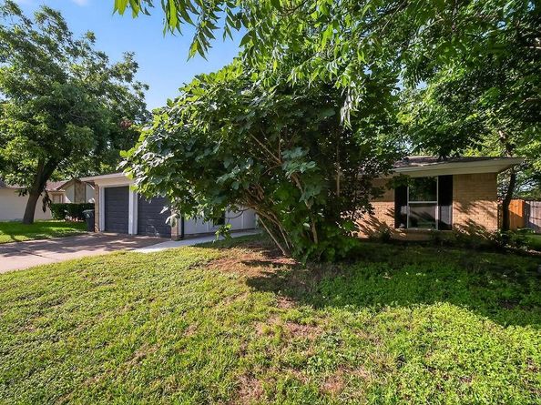 205  Volunteer Drive , Arlington Texas 76014