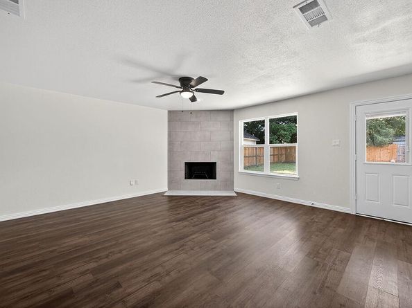 205  Volunteer Drive , Arlington Texas 76014
