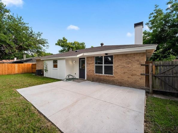 205  Volunteer Drive , Arlington Texas 76014