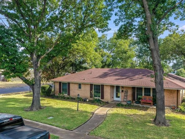 3483  Navajo Circle , Dallas Texas 75224