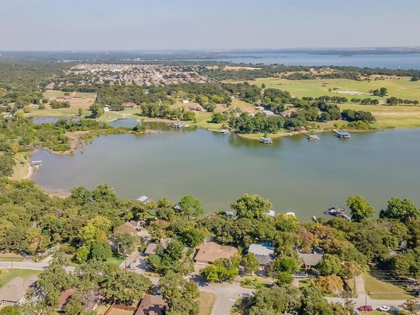300  Shoreline Drive , Azle Texas 76020