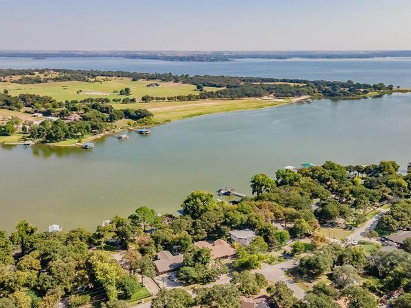 300  Shoreline Drive , Azle Texas 76020
