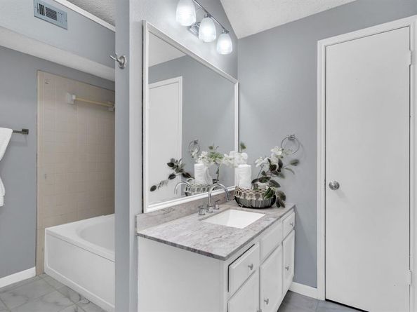 6419  Valleybrooke Court , Arlington Texas 76001