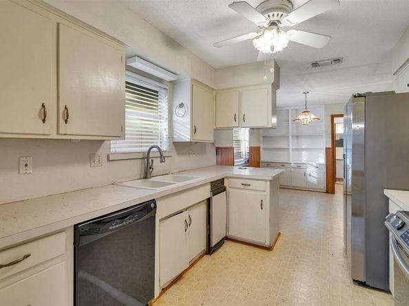 3607  HALIFAX Drive , Arlington Texas 76013