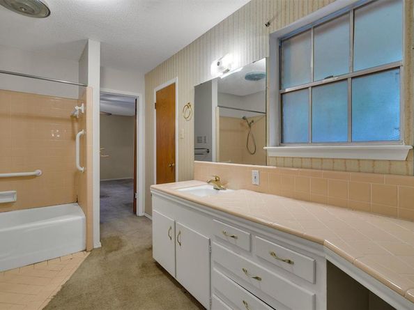3607  HALIFAX Drive , Arlington Texas 76013