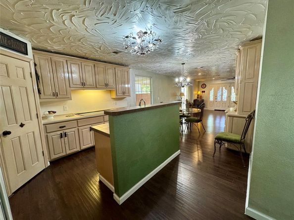 2320  Village Way , Dallas Texas 75216