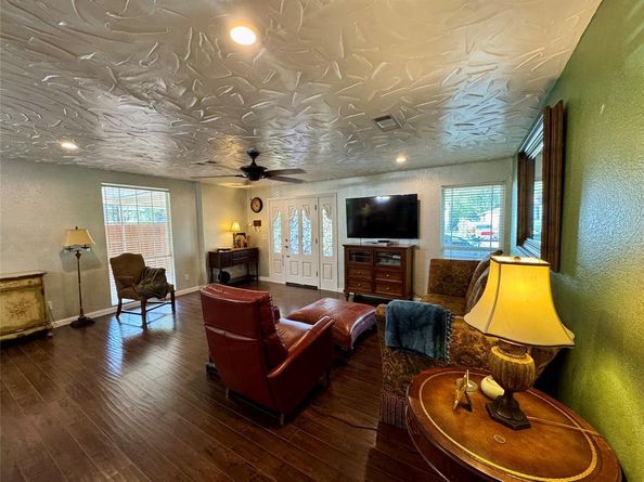 2320  Village Way , Dallas Texas 75216