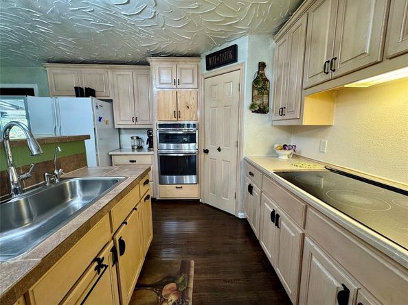 2320  Village Way , Dallas Texas 75216