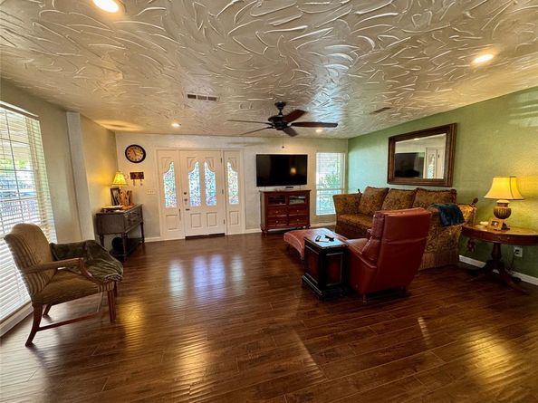 2320  Village Way , Dallas Texas 75216