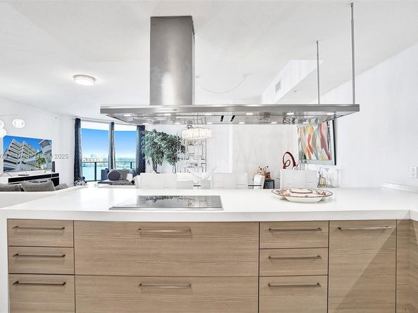 17301 Biscayne Blvd 1207, North Miami Beach FL 33160