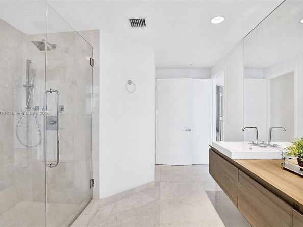 17301 Biscayne Blvd 1207, North Miami Beach FL 33160