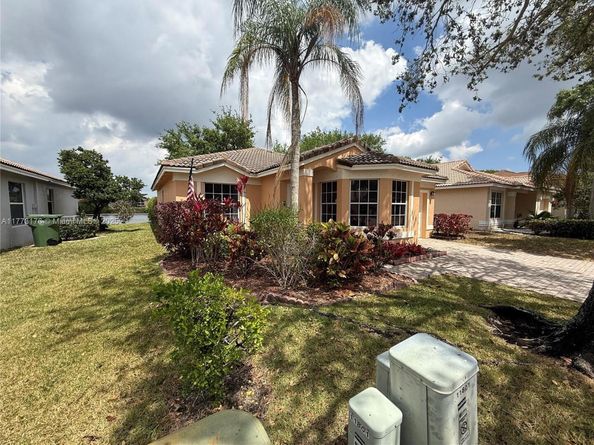 11781 SW 7th St, Pembroke Pines FL 33025