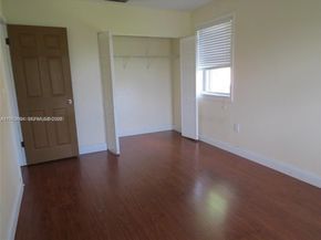 216 Lakeside Cir, Sunrise FL 33326