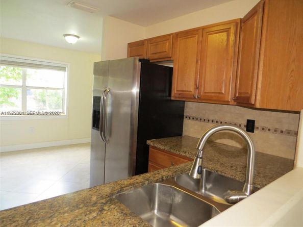 216 Lakeside Cir, Sunrise FL 33326