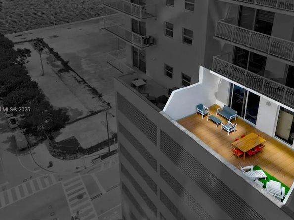 1200 Brickell Bay Dr 1404, Miami FL 33131