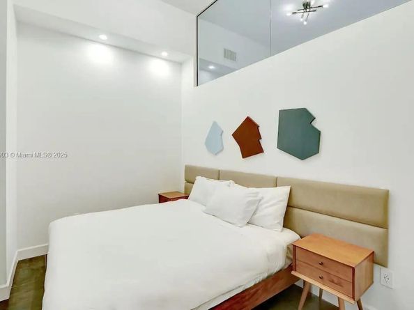 1200 Brickell Bay Dr 1404, Miami FL 33131