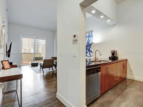 1200 Brickell Bay Dr 1404, Miami FL 33131