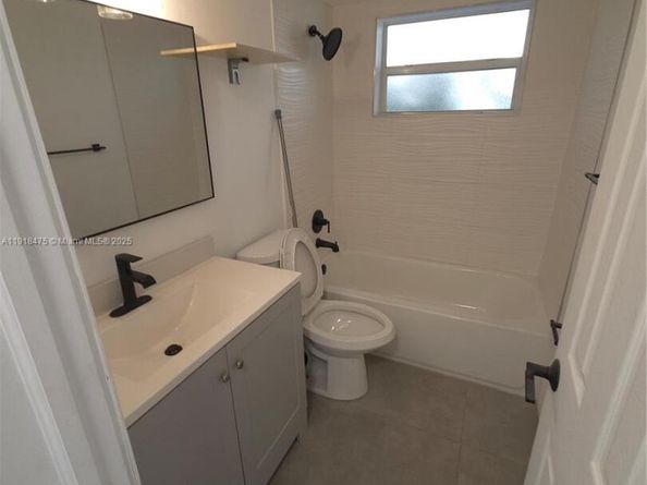 467 Golden Isles Dr 110, Hallandale Beach FL 33009