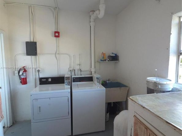 467 Golden Isles Dr 110, Hallandale Beach FL 33009