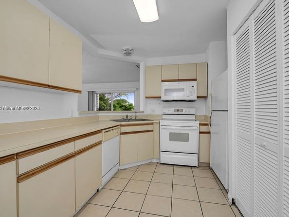 3453 NW 44th St 104, Oakland Park FL 33309
