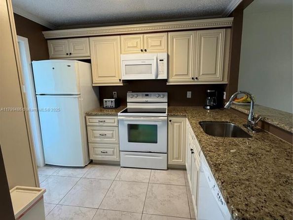 400 SE 10th St 214, Deerfield Beach FL 33441