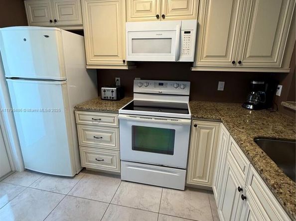 400 SE 10th St 214, Deerfield Beach FL 33441