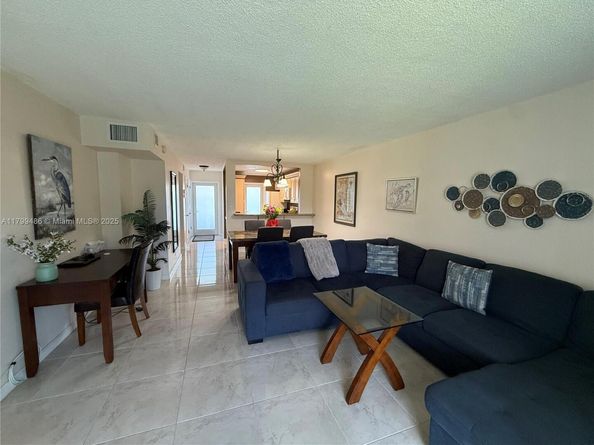 400 SE 10th St 214, Deerfield Beach FL 33441